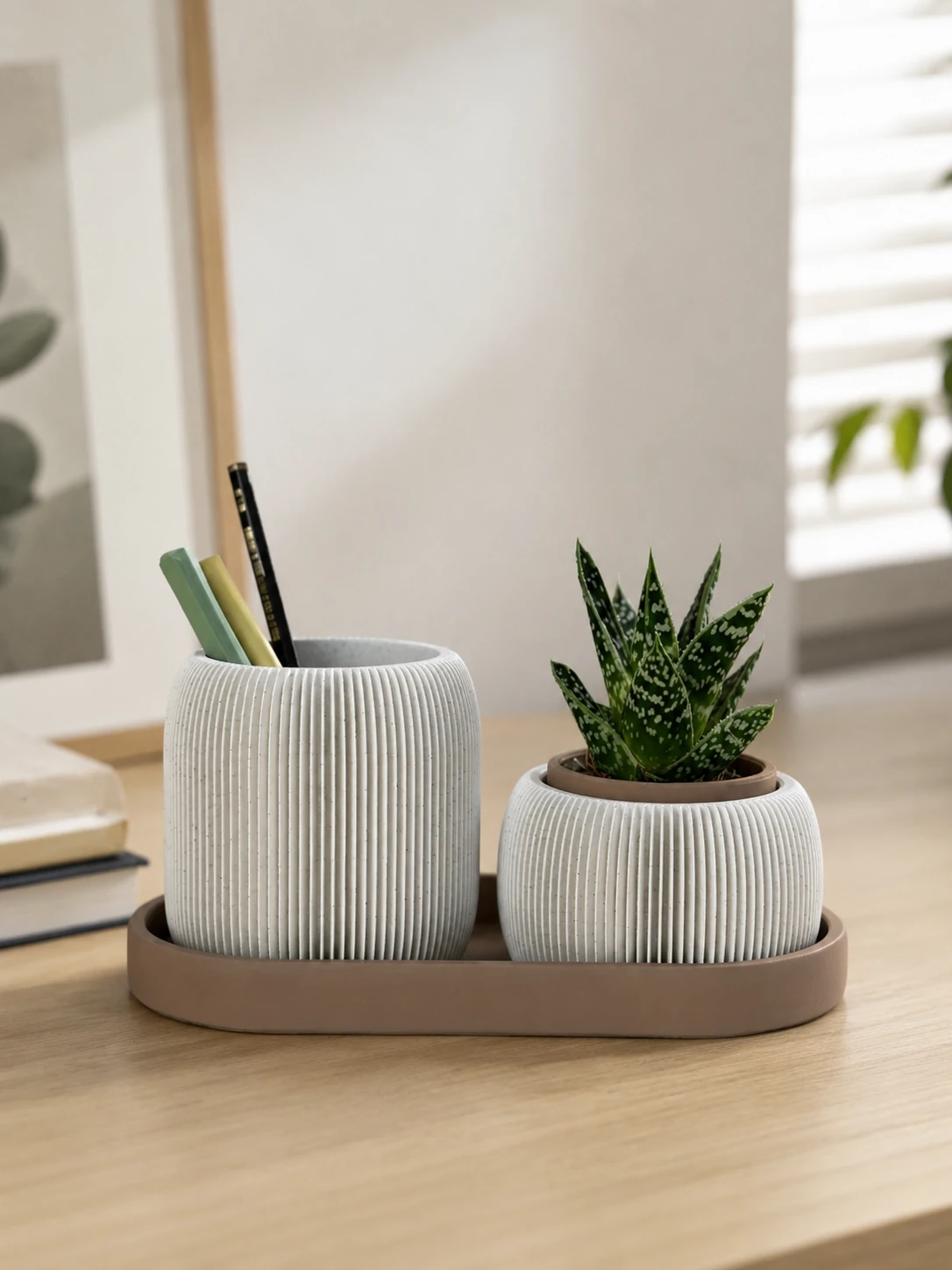 Set decorativo Stramel con pequeño macetero, portalápices y bandeja sobre un escritorio